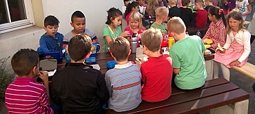 Ein leckeres gemeinsames Frühstück fand im Schulgarten statt.