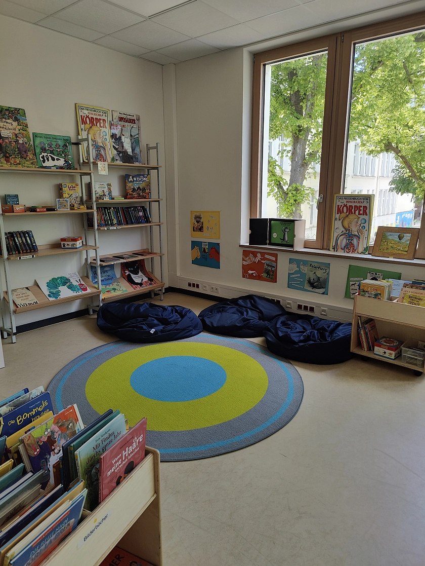 Sitzkissen und Bücherregale in unserer Schulbücherei