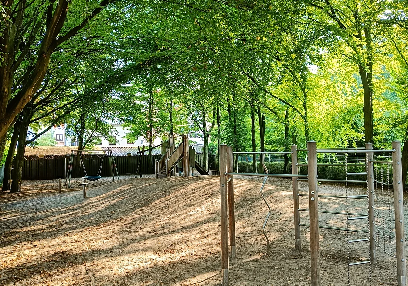 Unser Schulhof mit Klettergerüsten