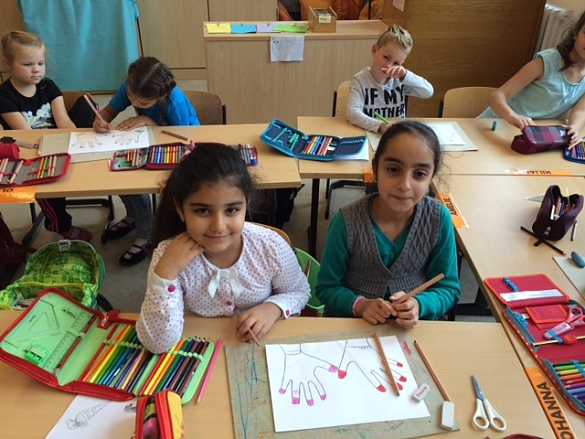  Als Zeichen der Verbundenheit wurden im gemeinsamen Kunstunterricht die Handumrisse der Kinder gestaltet.