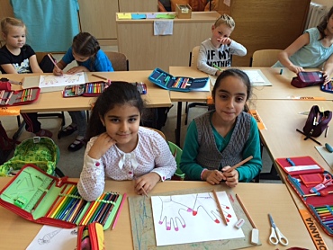  Als Zeichen der Verbundenheit wurden im gemeinsamen Kunstunterricht die Handumrisse der Kinder gestaltet.