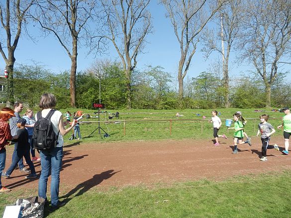 Kinder erreichen die Ziellinie
