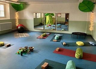 Im Kreis gelegte Yogamatten im Bewegungsraum 