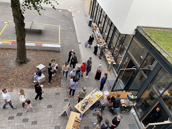 Bild der Einweihungsfeier aus der Vogelperspektive