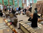 Studenten aus Indonesien spielen auf dem Gamelanorchester