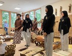 Studenten aus Indonesien spielen auf dem Gamelanorchester3