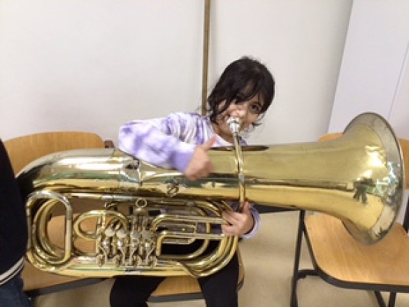 Kind spielt Tuba