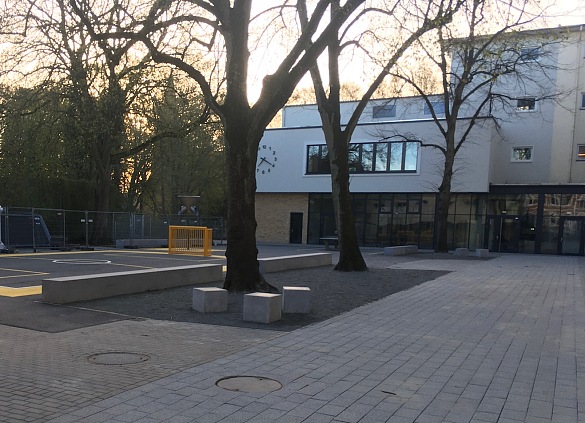 Blick auf den Schulhof