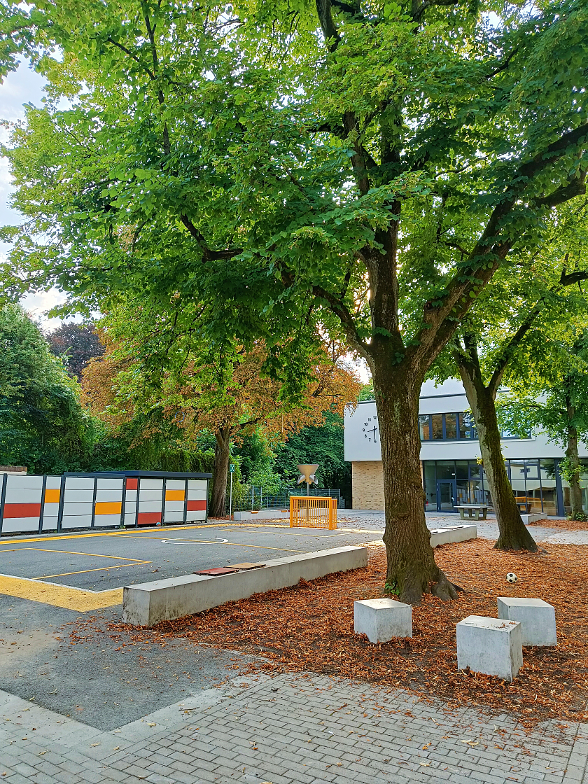 Das Fußballfeld des Schulhofes