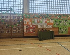 Bild der Turnhalle in der die Ausstellung der Kinderprodukte zum Land Irland zu sehen ist.