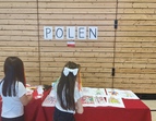 Bild der Turnhalle in der die Ausstellung der Kinderprodukte zum Land Polen zu sehen ist.