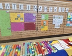 Bild der Turnhalle in der die Ausstellung der Kinderprodukte zu Lateinamerika zu sehen ist.