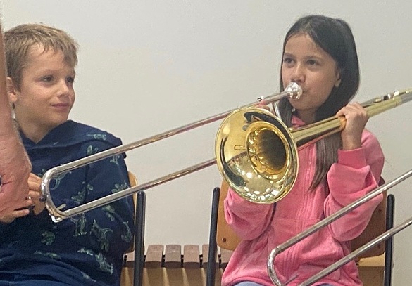 Kind spielt Posaune