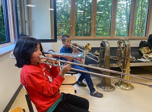 Kind spielt Posaune