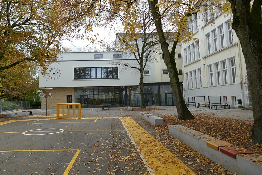Ansicht der Schule vom Schulhof