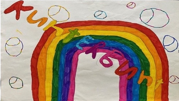 Von Kinderhand gemaltes Bild auf dem ein Regenbogen dargestellt ist. Es ist Kunterbunt zu lesen.
